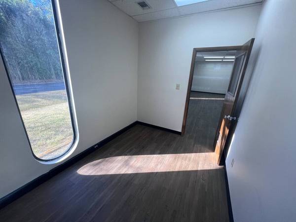 $1,650 / 608ft2 - 608 sqft Large suite w/ windows, one large room & two private offices (Athens)63792066248705123