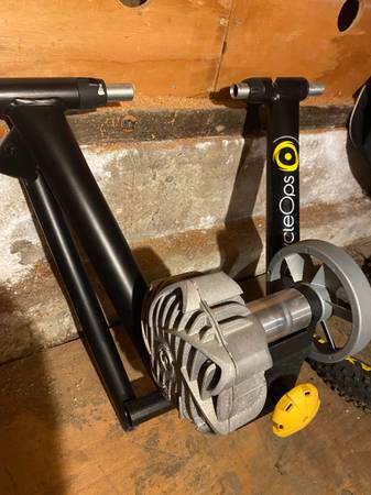 Saris Cycleops Fluid Bike Trainer 1