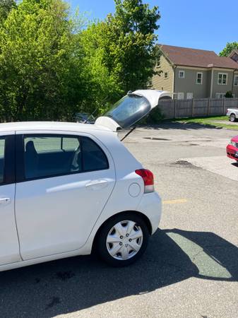 2009 ToyotaYaris - $3,000 (Burlington)63623667201155121