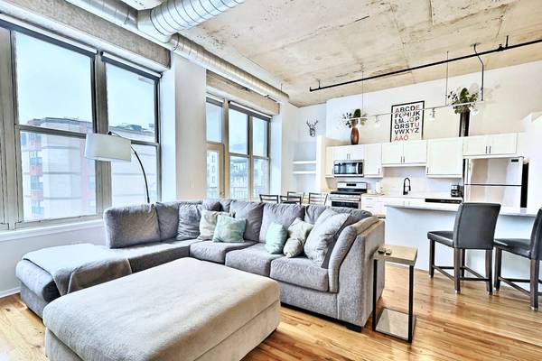 $2,650 / 1br - 970ft2 - ✨ Fully Furnished West Loop Loft –Flexible Lease (3–24 Months) 1BR/1BA (West Loop)63898602186371123