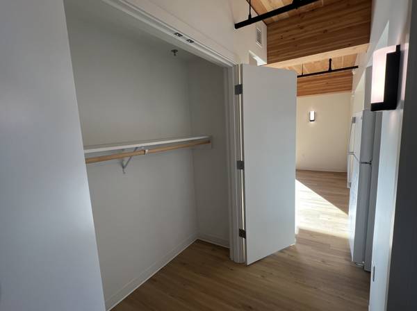 $1,294 / 1br - 448ft2 - Air Conditioning, Walk-in Closet, Large Windows (540 NE 99th Ave, Portland, OR)63672601297665122