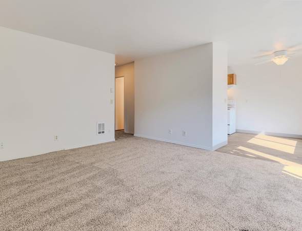 $1,400 / 2br - Extra Closet Space, Dining Space, Off Street Parking - 2B Great Staff (Portland)63914856296067124