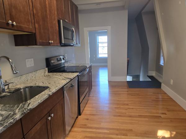 $2,650 / 2br - 10/1! ¡Moderno de 2 habitaciones! Cerca de 93/Wellington! Cocina moderna! Lavandería en la unidad! Pisos de madera dura! (Magoun Sq/Ball Sq/Davis Sq)63856339623169121