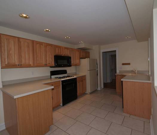 CHARMING*MINT CONDITION*LAUNDRY*CLOSE TO CROSS COUNTY SHOPPING MALL*** 1