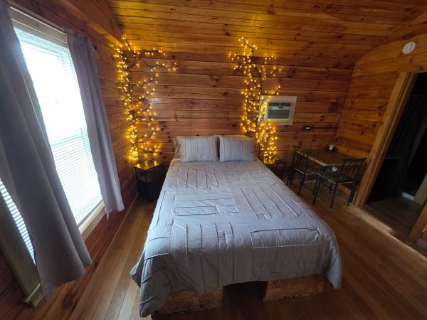 $140 / 1br - 220ft2 - Adorable Cabin! Looking to fill open weekdays (Waterloo)64033630428034123
