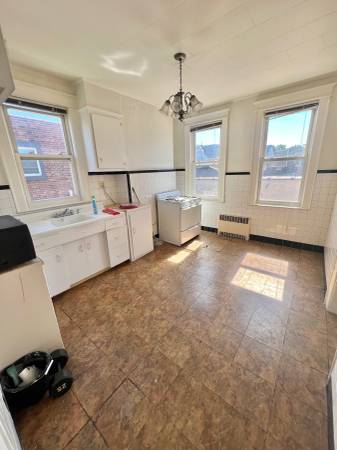 $2,700 / 3br - Amplio, 3 habitaciones + estudio/habitación de invitados, servicios incluidos, pisos de madera (Maspeth)63854193673987122