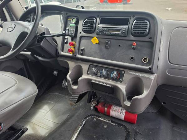 2009 Freightliner M2 106 - Photo 10