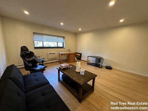 $2,800 / 2br - Awesome spacious 2 bed with utilities included, parking avail!! (Allston)63802096780419121