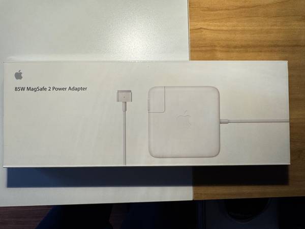 Apple 85W MagSafe 2 Power Adapter (MD506LL/A) 1