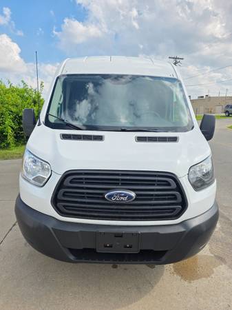 Furgón de carga Ford Transit 250 techo medio 2015 - $15,990 (Indianapolis)63621981857665122