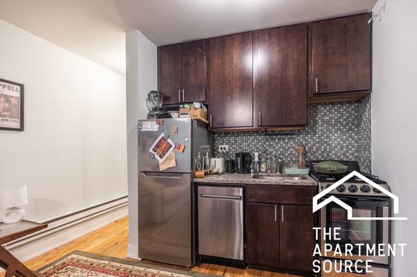 $2,350 / 2br - Renovated Lakeview 2-Bedroom | Steps to Entertainment & Convenience (Lakeview East)63959879766530122