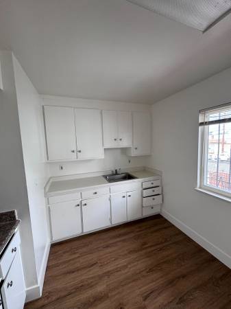 2BR/1BA w/ Parking & Laundry in North Oakland 1
