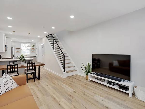 $725 / 2br - 840ft2 - ***Newly Renovated 2BR/3BA with Flexible Lease Options*** (Philadelphia)64024498696963123