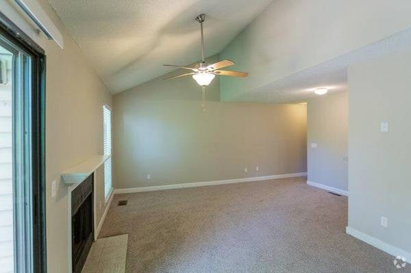 $1,579 / 2 habitaciones - 888 pies² - Piso con grano de madera falso, 3 piscinas exteriores deslumbrantes y 1 piscina interior63680375591427122