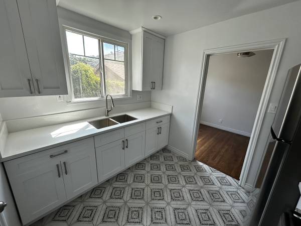 $2,750 / 2br - 950ft2 - Remodeled 2bd/1ba w/parking & accept pets (Highland Park)63701074111747122