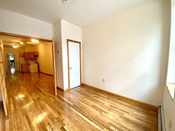 $920 / 1br - Quiet 1 Bedroom Apartment Near Local Grocery & Dining (south san francisco)63888991217537124
