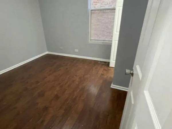 $1,450 / 4br - Blossoming Woodlawn Community Bargain 4 Bdrm Flat {$500 Move-In Fee} (Off 65th Rhodes Ave.)63898985621250123