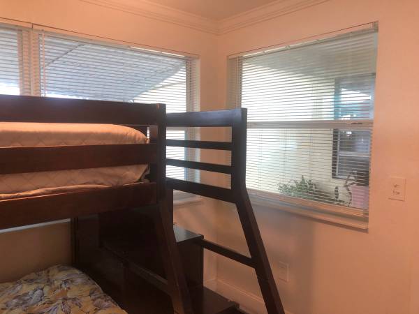 $2,300 / 2br - 1100ft2 - FURNISHED OR UNFURNISHED LAKEFRONT 2BED / 1BATH  TENANT PAYS UTILITIES (HALLANDALE)64001849190146124