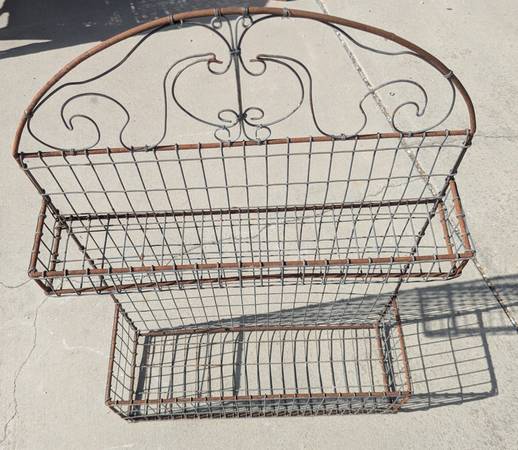 Beautiful wire garden display (2) shelves 1