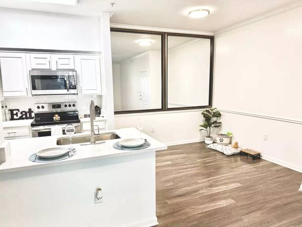 $1,455 / 1br - 727ft2 - Amazing 1 Bed, 1 Bath with public transit access! 727 Sq Ft! (Dallas)63867603273345121