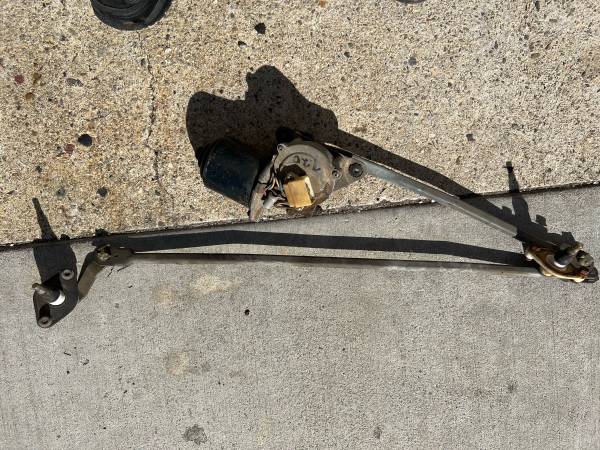 Datsun 720 Windshield Wiper Assembly 1