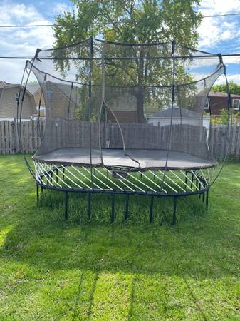 SPRINGFREE TRAMPOLINE 1