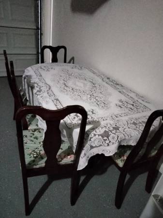 Dining Table with 5 Chairs 1