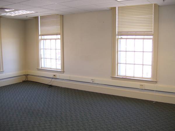 $850 / 412ft2 - 3rd Floor Corner Office (Uxbridge)63825127013505124