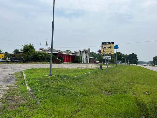 $8,000 / 261000ft2 - For Rent – Dealer-Ship + Fully Equipped Company Premises (6 Acres) (Elm-City)64183248610817122