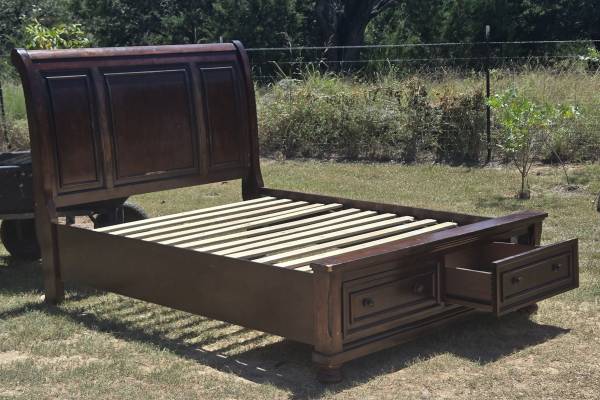 Free Sleigh bed (Kempner)63839344931073120