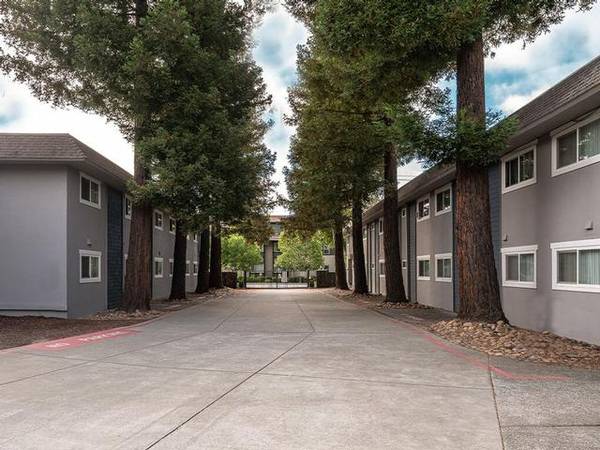 $2,435 / 1br - 781ft2 - Onsite resident business center, 2 sparkling pools, Covered parking (novato)63657880321539121