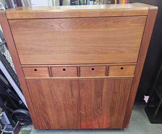 MCM "Captains Line" Hideaway Rolling Dry Bar Cabinet 1