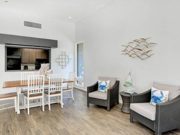 $1,100 / 1br - 680ft2 - Balcony/Patio, Carpet, Window Coverings (5055 E. Charleston Blvd., Las Vegas, NV)63859501273219124