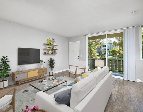 $2,200 / 1br - Large Laundry Center - Updated Floors and Big Pantry - Pets OK! (Oceanside)63701605598721124
