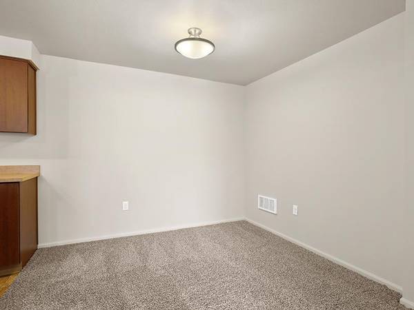 $1,635 / 2br - 946ft2 - Pet Friendly! Oversized Windows! Full Sized WD in each Apt! (Progress Ridge)63777362658691124