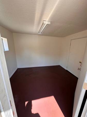 $2,200 / 800ft2 - Versatile 800 Sq Ft Office / Studio / Workshop / Storage Space (petaluma)63657913633411124