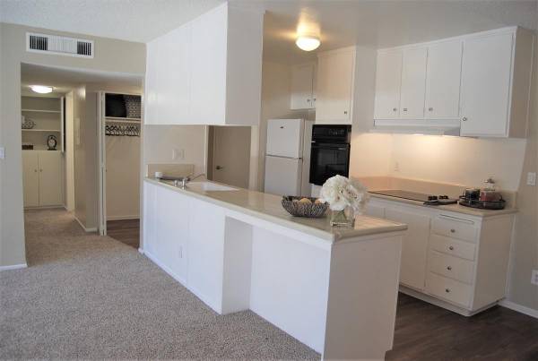 $2,075 / 1br - 840ft2 - Ample cabinetry and storage, Rent-controlled building (Chatsworth Ca located in the North, West side of the SF)63800279903745122