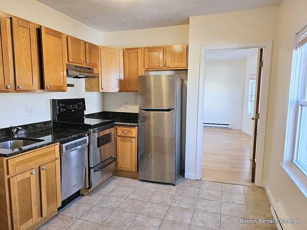 $2,650 / 2br - ♦SUNNY RENOVATED TOP FLOOR 2 BEDROOM LITERALLY STEPS TO DAVIS SQ! (Somerville - Davis Square)63828557247617124