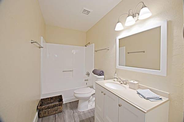 $1,075 / 1br - 605ft2 - Pool, Ceiling Fan, Air Conditioner, Courtyard64024997430786123