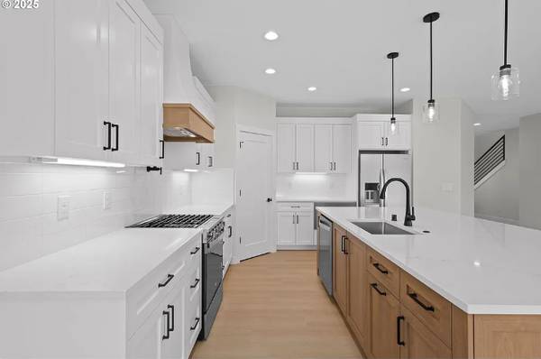 $899,900 / 6br - 3148ft2 - Multigenerational Living | Modern Home, ADU, Lakeview, 3 Garages! (Vancouver)63736185273603122