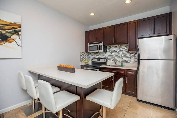 $3,000 / 2br - 897ft2 - Air Conditioning Wall Units, Balcony or Patio, Covered Parking (willow glen / cambrian)63790096108033124