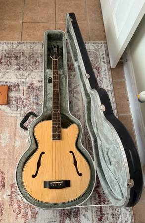 Samick HFB-590 cool acoustic bass, OHSC, great strings incl. 1