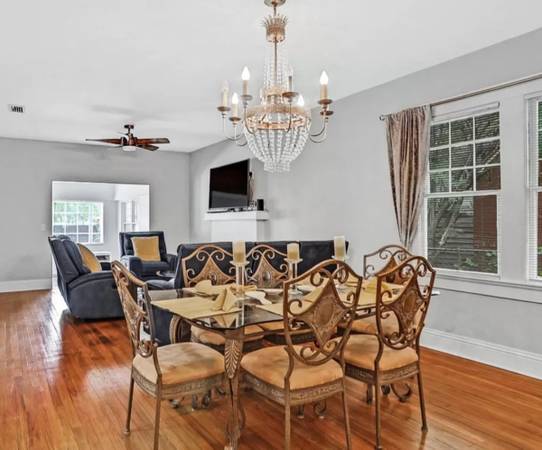 Very Nice Dining Table With 6 Chairs 1