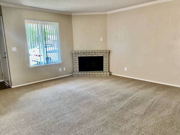 $2,025 / 2br - 1006ft2 - AVAILABLE SOON! 2 BED 2 BATH, ATTACHED GARAGE, WASHER/DRYER HOOK UPS! (CLOSE TO OLD TOWN CLOVIS, GOOD SHOPPING AND GREAT DINING!)63798509673985121