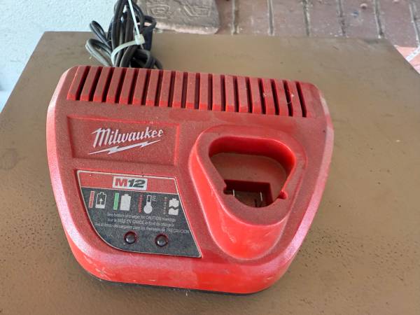 Milwaukee m12 charger 1