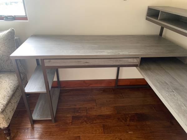 Corner Desk - $80 (los gatos)63471477670273122