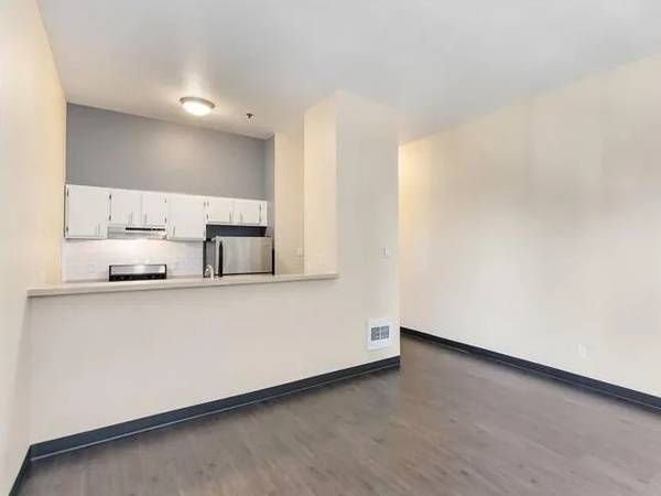 $1,499 / 426ft2 - Easy Freeway Access, Courtyard, Trendy Accent Walls (2510 Western Avenue, Suite 100, Seattle, WA)63934550713346124