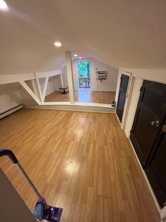 $800 Attic- Level studio on a bus line (Derby)64010164338435120