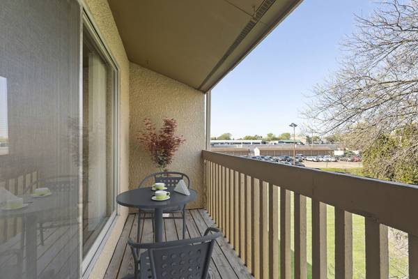 $1,599 / 2br - 990ft2 - Walk to Bus Line, Convenient Laundry Facilities, Indoor Swimming Pool (Ramsey County)64003960502274124