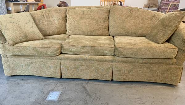 Curb Alert- Free Couch! 1
